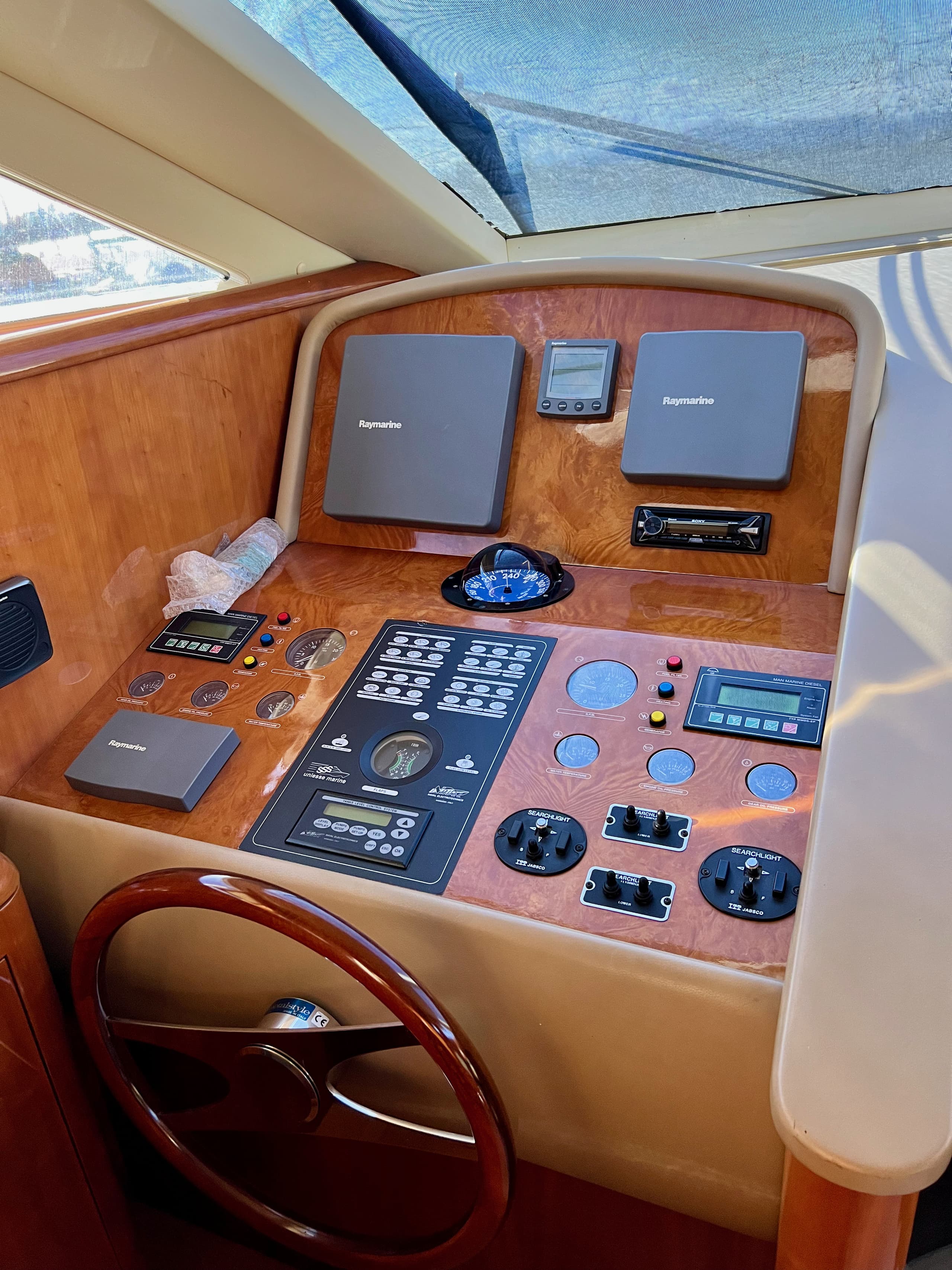 2002 UNIESSE 72 MY — photo 5